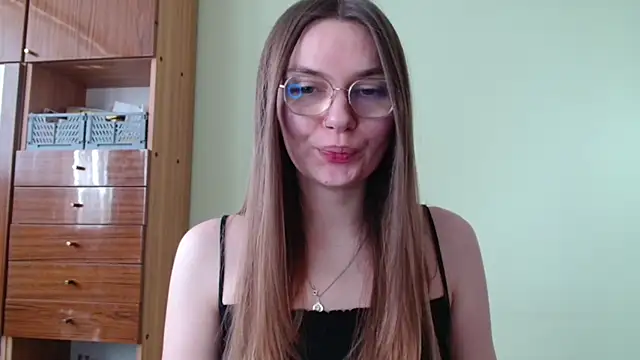 Snapshot of LooveELLYx chatting on 04/16/26, 01:34 LooveELLYx online show from 04/16/26, 01:34