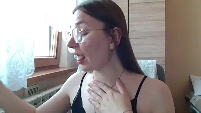 LooveELLYx online show from 06/29/26, 10:15