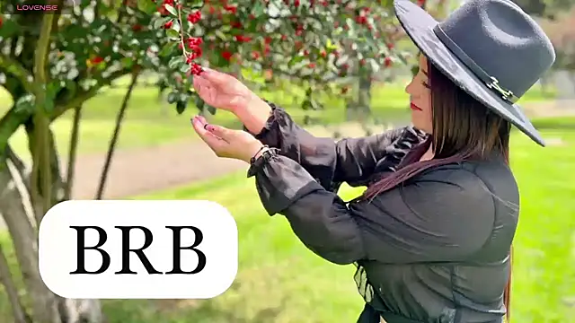 Snapshot of kamila_flower chatting on 09/20/25, 01:12 kamila flower online show from 09/20/25, 01:12