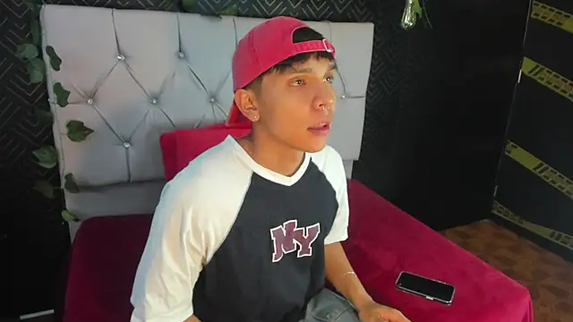 Snapshot of Thiago_Kozak chatting on 10/18/25, 01:12 Thiago Kozak online show from 10/18/25, 01:12