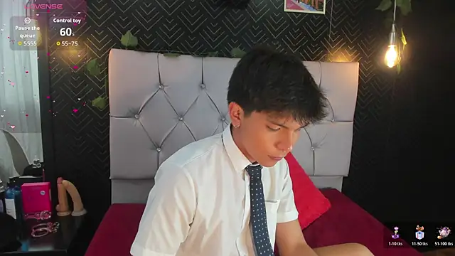 Snapshot of Thiago_Kozak chatting on 10/29/25, 01:02 Thiago Kozak online show from 10/29/25, 01:02