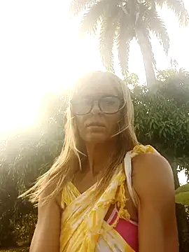 Snapshot of LunaNatural chatting on 10/13/25, 08:09 LunaNatural online show from 10/13/25, 08:09