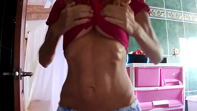 Snapshot of LunaNatural chatting on 10/15/25, 08:53 LunaNatural online show from 10/15/25, 08:53