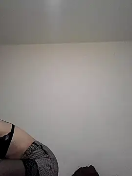 Snapshot of Oriana111 chatting on 10/27/25, 01:04 Oriana111 online show from 10/27/25, 01:04