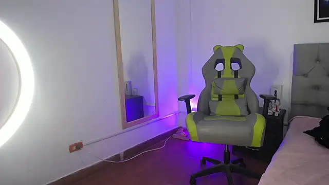 Esmeraldaa- online show from 10/31/25, 03:51