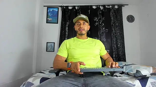 Snapshot of magnusclark chatting on 11/23/25, 02:00 magnusclark online show from 11/23/25, 02:00