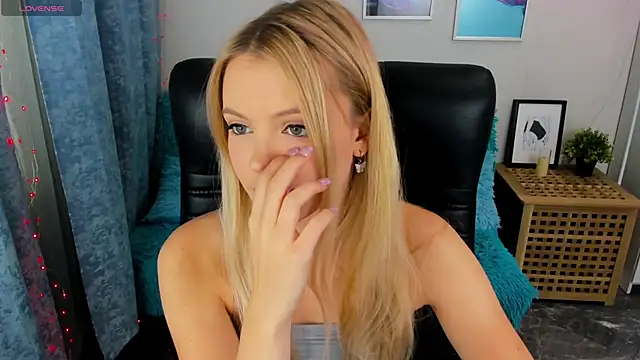 Snapshot of KatherineePierce chatting on 09/25/25, 12:42 KatherineePierce online show from 09/25/25, 12:42