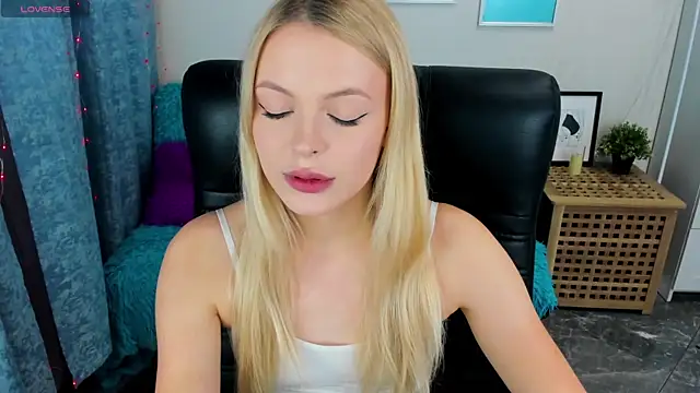 Snapshot of KatherineePierce chatting on 10/03/25, 04:59 KatherineePierce online show from 10/03/25, 04:59