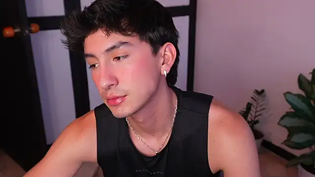 Snapshot of sweettaaron01 chatting on 06/17/26, 11:05 sweettaaron01 online show from 06/17/26, 11:05