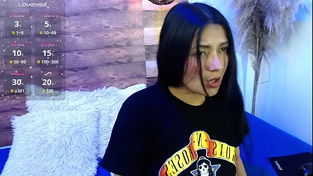 Snapshot of mafe_velezzz chatting on 11/23/25, 02:11 mafe velezzz online show from 11/23/25, 02:11