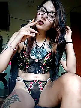 Snapshot of Darkw1tch chatting on 11/02/25, 08:00 Darkw1tch online show from 11/02/25, 08:00