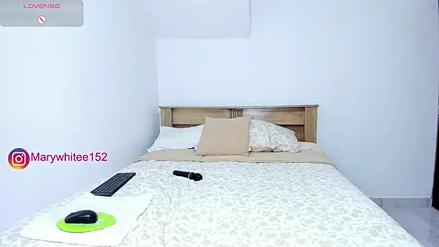 Snapshot of marywhitee__ chatting on 03/24/26, 08:25 marywhitee online show from 03/24/26, 08:25