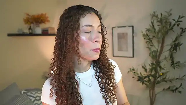 isabella-garcia- online show from 06/18/26, 02:45