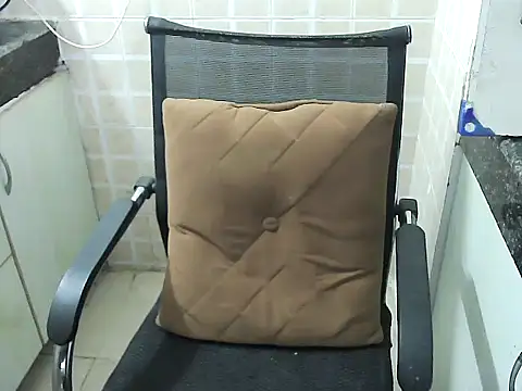 Snapshot of lovepihuu chatting on 11/08/25, 05:40 lovepihuu online show from 11/08/25, 05:40