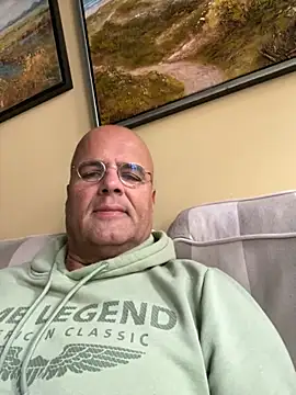 Snapshot of Renebisex chatting on 10/25/25, 10:23 Renebisex online show from 10/25/25, 10:23