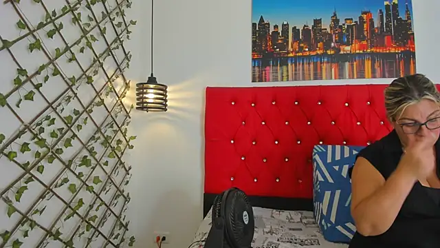 carolinacrus01 online show from 10/31/25, 03:02