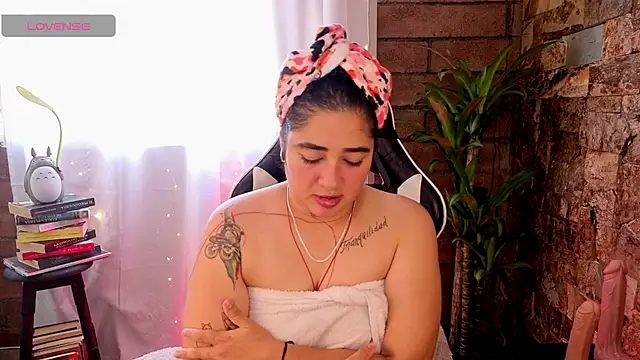 Snapshot of _kat_1995 chatting on 09/13/25, 07:02 kat 1995 online show from 09/13/25, 07:02