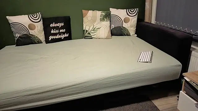 Snapshot of Eveline_Beauty_Kitty chatting on 11/16/25, 06:13 Eveline Beauty Kitty online show from 11/16/25, 06:13