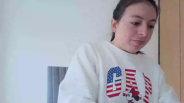 Snapshot of MiaKimky chatting on 10/08/25, 04:37 MiaKimky online show from 10/08/25, 04:37