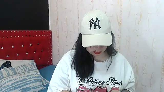 Snapshot of MiaKimky chatting on 11/19/25, 04:29 MiaKimky online show from 11/19/25, 04:29