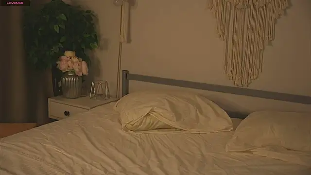 Lu  Lane online show from 09/17/25, 07:54