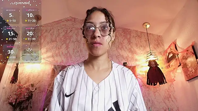 Snapshot of Hanna_Cornee_ chatting on 10/28/25, 01:47 Hanna Cornee online show from 10/28/25, 01:47