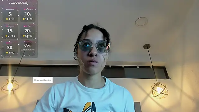 Snapshot of Hanna_Cornee_ chatting on 11/05/25, 02:06 Hanna Cornee online show from 11/05/25, 02:06