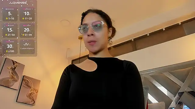 Snapshot of Hanna_Cornee_ chatting on 11/06/25, 01:34 Hanna Cornee online show from 11/06/25, 01:34