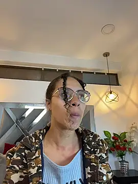 Snapshot of Hanna_Cornee_ chatting on 11/10/25, 01:43 Hanna Cornee online show from 11/10/25, 01:43