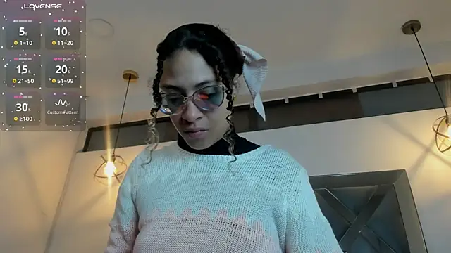 Snapshot of Hanna_Cornee_ chatting on 11/11/25, 01:22 Hanna Cornee online show from 11/11/25, 01:22