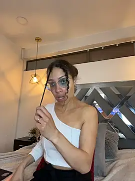 Snapshot of Hanna_Cornee_ chatting on 11/14/25, 02:05 Hanna Cornee online show from 11/14/25, 02:05