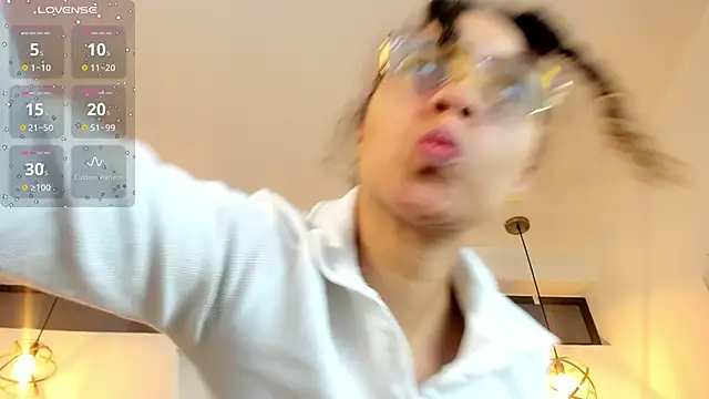 Snapshot of Hanna_Cornee_ chatting on 11/17/25, 01:39 Hanna Cornee online show from 11/17/25, 01:39