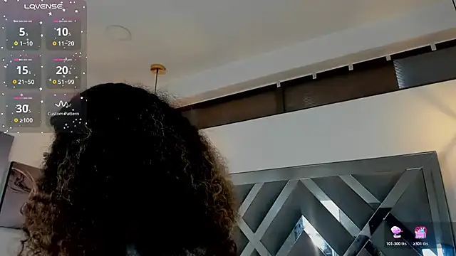 Snapshot of Hanna_Cornee_ chatting on 11/18/25, 05:28 Hanna Cornee online show from 11/18/25, 05:28