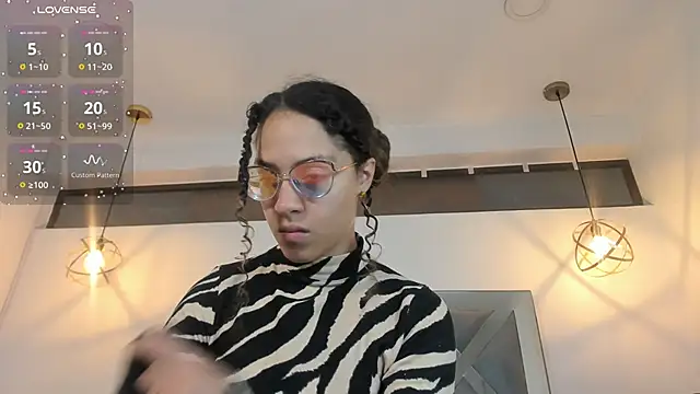 Snapshot of Hanna_Cornee_ chatting on 11/21/25, 01:32 Hanna Cornee online show from 11/21/25, 01:32