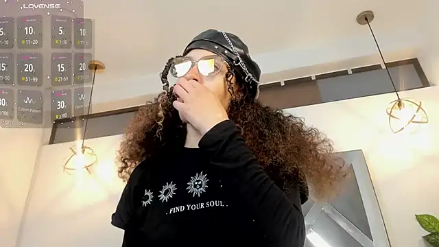 Snapshot of Hanna_Cornee_ chatting on 11/24/25, 03:12 Hanna Cornee online show from 11/24/25, 03:12