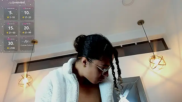 Snapshot of Hanna_Cornee_ chatting on 11/26/25, 01:12 Hanna Cornee online show from 11/26/25, 01:12