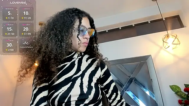 Snapshot of Hanna_Cornee_ chatting on 12/01/25, 12:21 Hanna Cornee online show from 12/01/25, 12:21