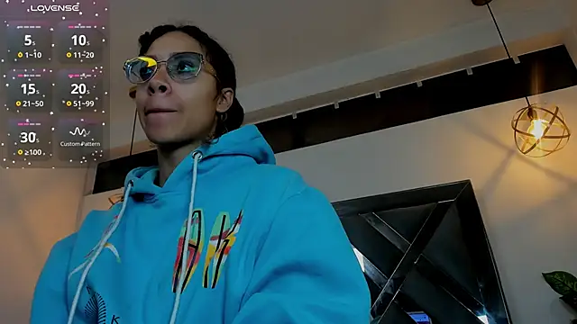 Snapshot of Hanna_Cornee_ chatting on 12/04/25, 12:25 Hanna Cornee online show from 12/04/25, 12:25