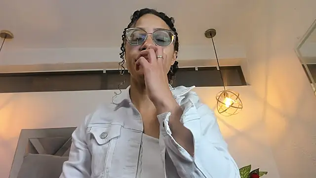 Snapshot of Hanna_Cornee_ chatting on 12/14/25, 01:38 Hanna Cornee online show from 12/14/25, 01:38