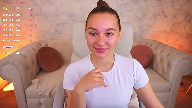 Snapshot of UrMuseOn chatting on 09/27/25, 05:45 UrMuseOn online show from 09/27/25, 05:45