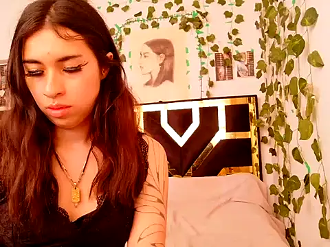 Snapshot of lucywhite13 chatting on 10/21/25, 10:10 lucywhite13 online show from 10/21/25, 10:10