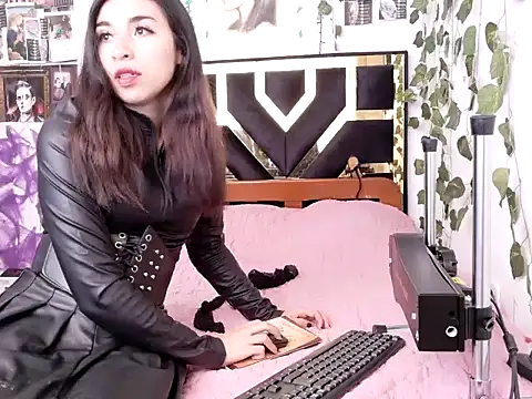 Snapshot of lucywhite13 chatting on 11/07/25, 04:18 lucywhite13 online show from 11/07/25, 04:18