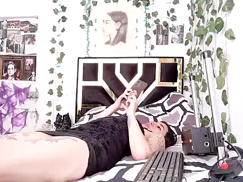 Snapshot of lucywhite13 chatting on 11/14/25, 03:44 lucywhite13 online show from 11/14/25, 03:44