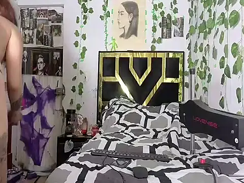 Snapshot of lucywhite13 chatting on 12/19/25, 04:08 lucywhite13 online show from 12/19/25, 04:08