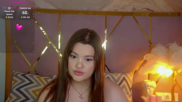 Snapshot of EmilyHyde chatting on 10/16/25, 03:35 EmilyHyde online show from 10/16/25, 03:35