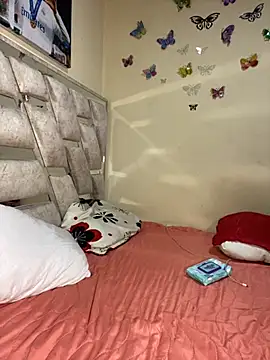 Snapshot of Vliacoooper2 chatting on 10/18/25, 06:05 Vliacoooper2 online show from 10/18/25, 06:05