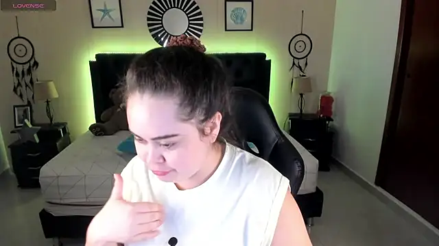 LolaVillalobos online show from 06/09/26, 12:17