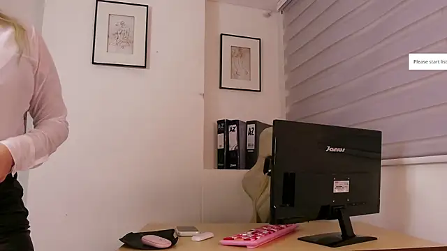 Snapshot of XXMILE chatting on 11/09/25, 11:30 XXMILE online show from 11/09/25, 11:30