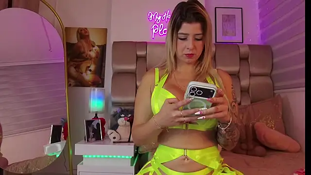 Snapshot of XXMILE chatting on 11/18/25, 11:58 XXMILE online show from 11/18/25, 11:58