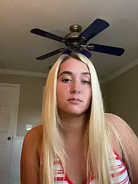 Snapshot of Kaylayoung12 chatting on 09/15/25, 11:05 Kaylayoung12 online show from 09/15/25, 11:05